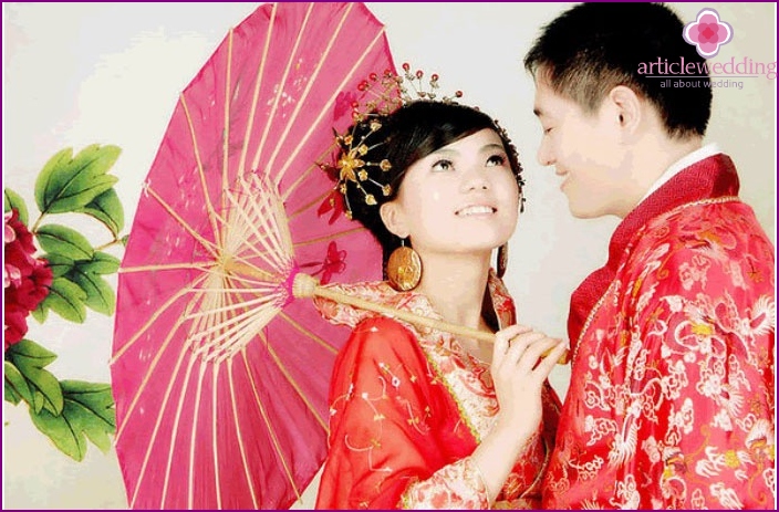 Immagine di uno sposo in un costume tradizionale in Cina