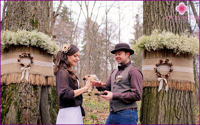 Romantisch huwelijk onder het bos