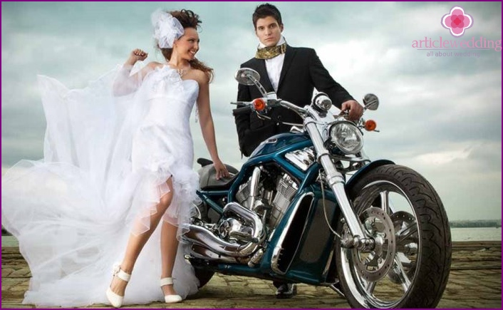 Képek a fiatalok egy motoros esküvőn