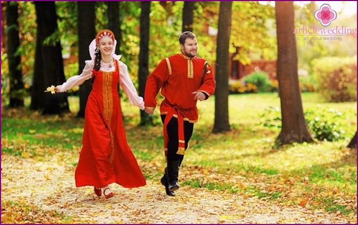 Vőlegény esküvői ruhája orosz népi stílusban