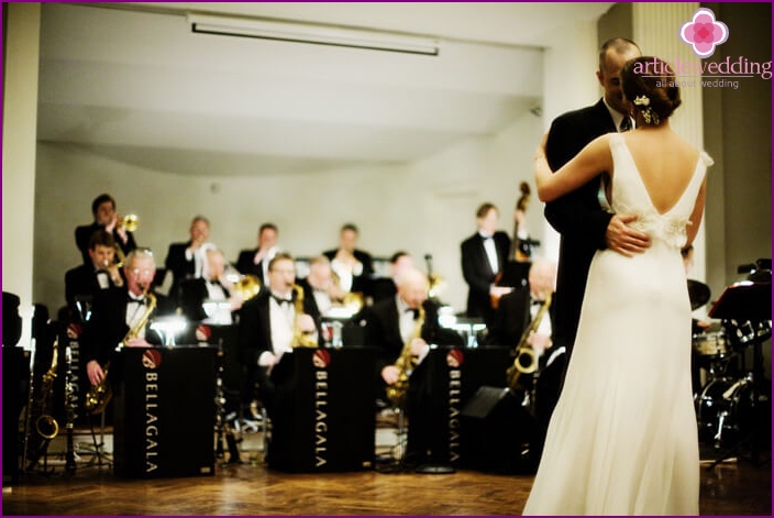 Newlyweds dance to the music