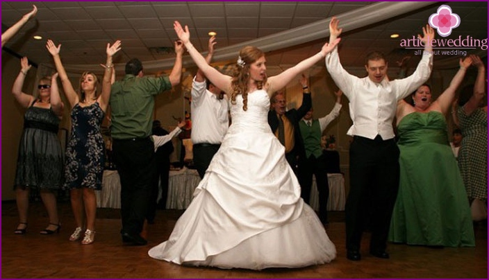 Young people dancing in the circle of guests