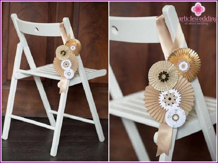 Paper fans - an economical choice for decorating a wedding