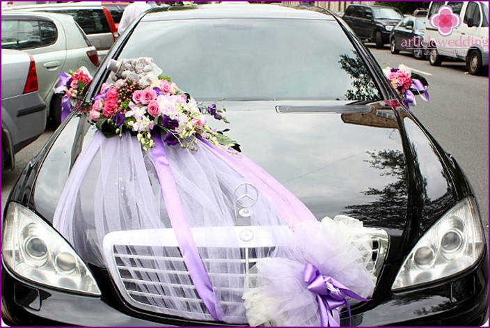 Fiori per un'auto per matrimoni