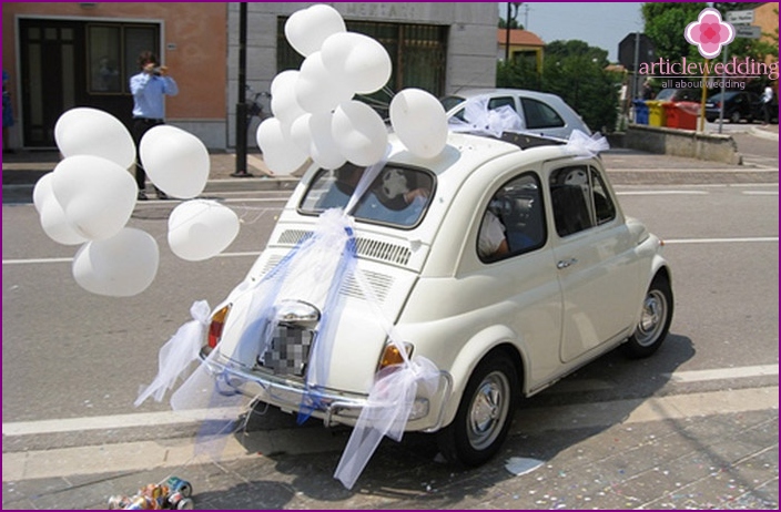 Luftballons zum Dekorieren eines Hochzeitsautos