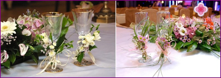 Making glasses for newlyweds with fresh flowers