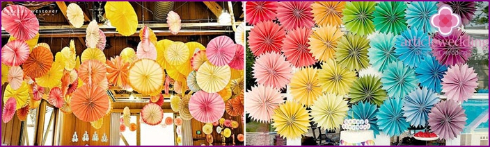 Decoration with a paper fan of the bride's house