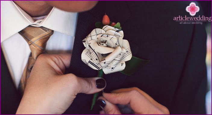 Boutonnière originale pour un marié heureux