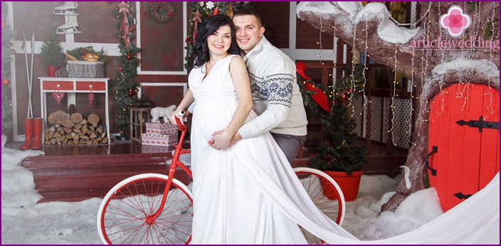 Winter wedding photo shoot for pregnant