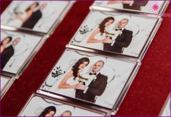 Souvenir avec une photo de la mariée et du marié