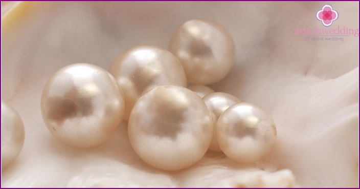 Pearls - a symbol of the thirtieth anniversary