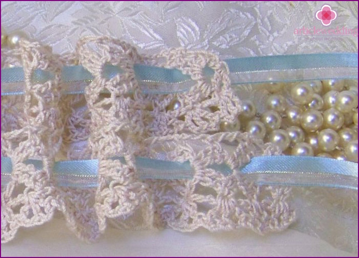 How to tie a wedding garter on the bride’s leg