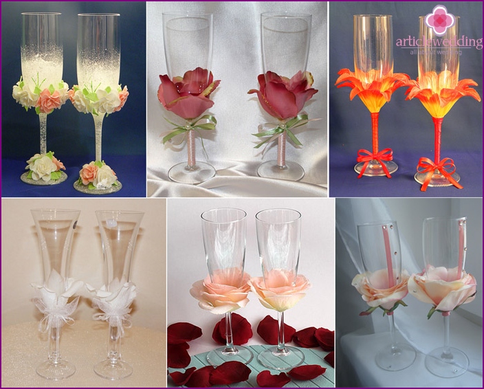 Különböző dekorációval esküvői pezsgő szemüveg szirmokkal