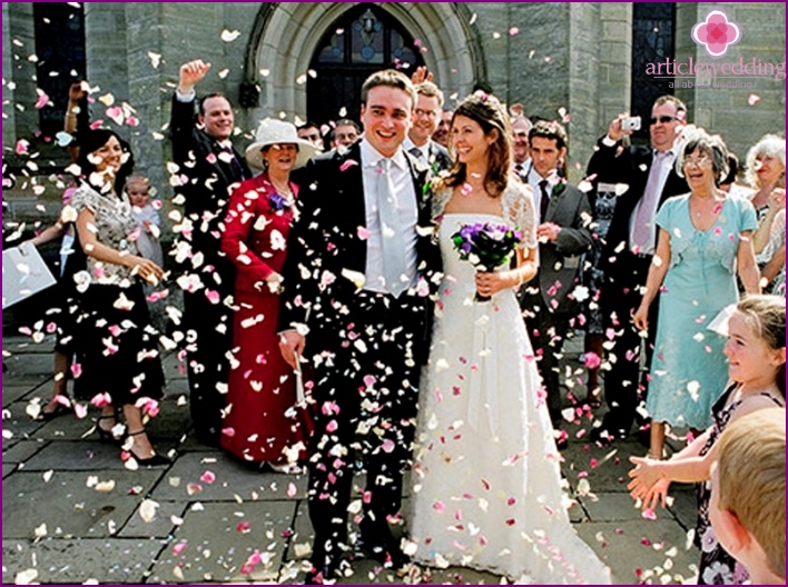 Confettis colorés pour le salut d'un mariage