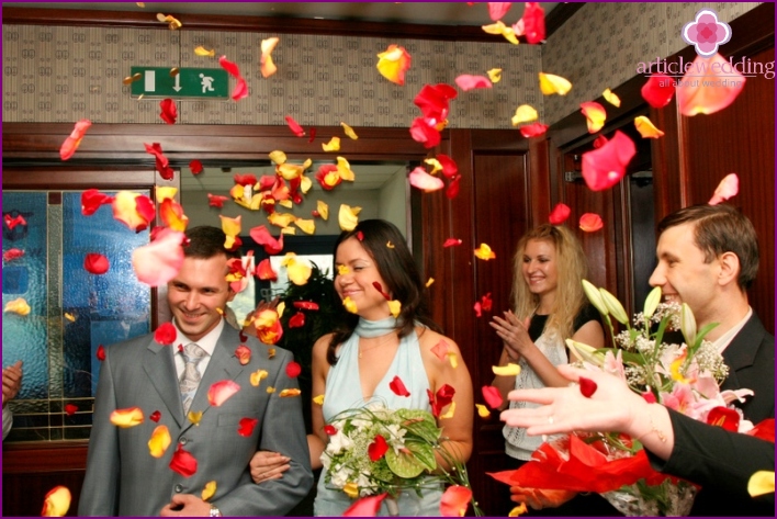 Craquelins de mariage avec des pétales de rose