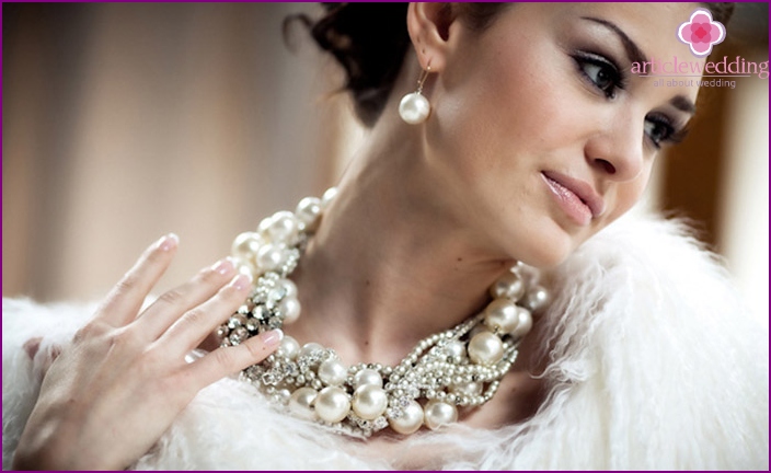 Pearls are always relevant for a wedding look