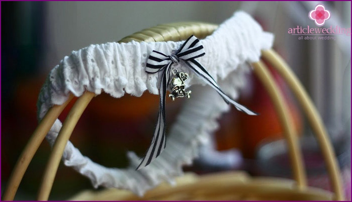 Skull wedding garter