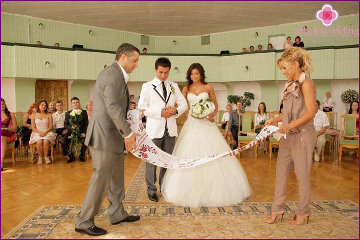 Vittnen sprider unga bröllopshanddukar