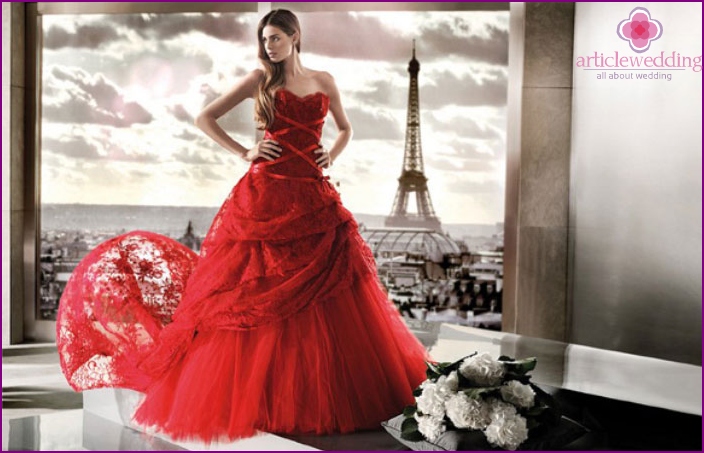 فستان العروس الأحمر