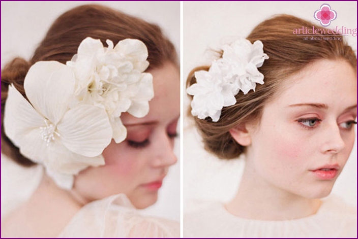 Delicate hairpin with flowers for the bride