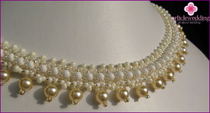 DIY wedding necklace made of beads