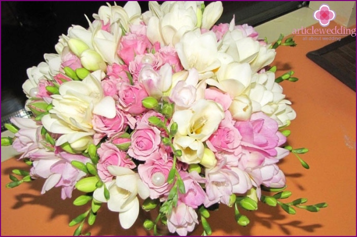 Attribute for the bride with a spray rose