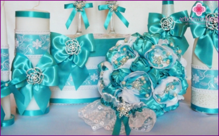 A combination of a turquoise bouquet and wedding accessories