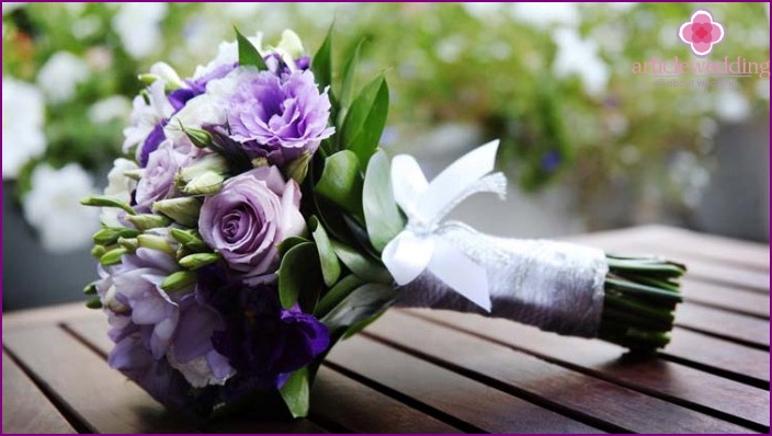 Lilac wedding arrangement with roses