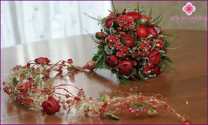 مزيج أحادي اللون من الزهور في باقة الزفاف