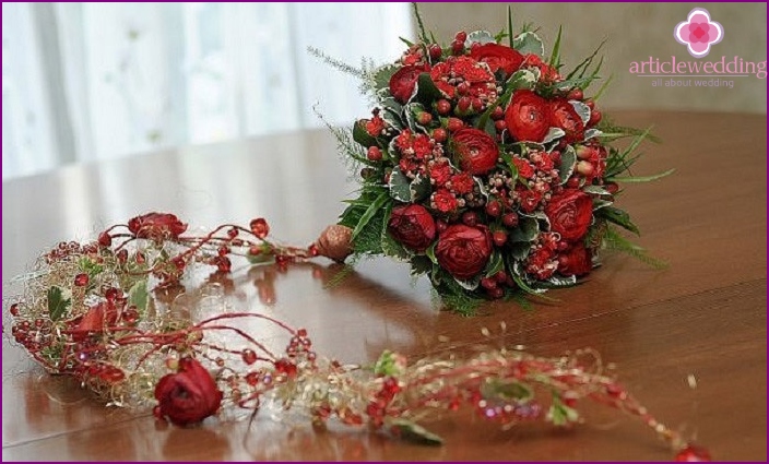 Monochromatic combination of flowers in a bridal bouquet