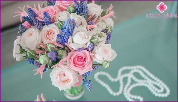 Pink and blue tones of wedding flowers