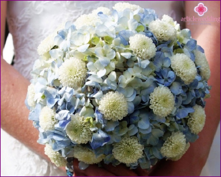 Round wedding arrangement: two types of flowers