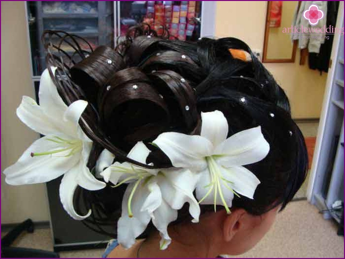 Decoration of hair of the bride and groom with live buds