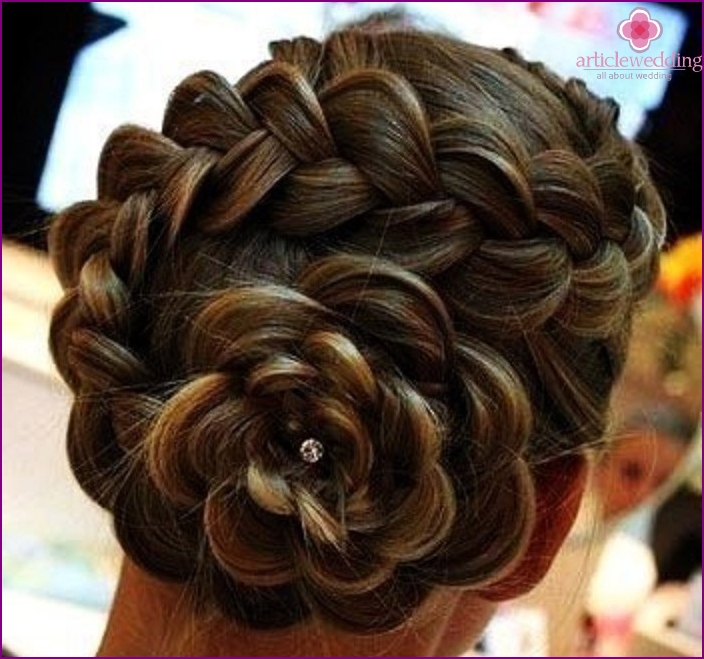 Spiral flower-shaped braid