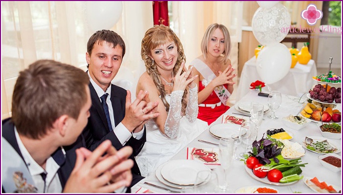 Culprits della celebrazione in una festa di matrimonio divertente