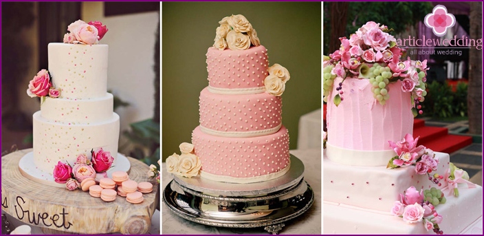 Roze cake versierd met bloemen