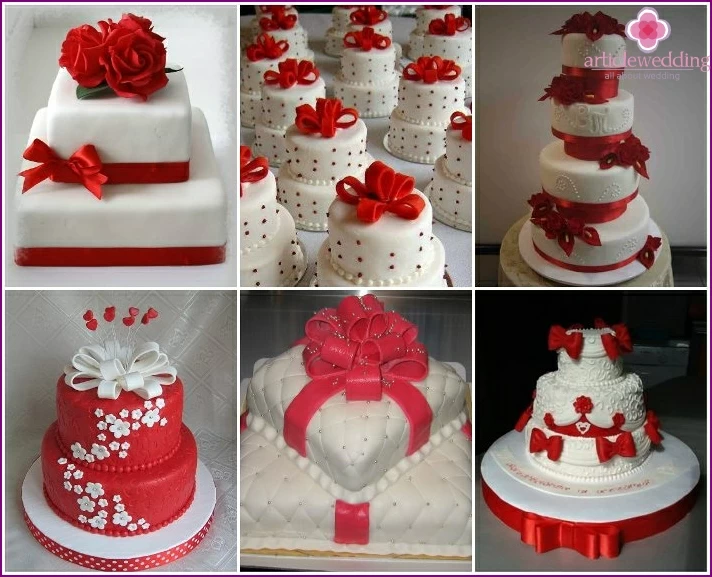 Decoração de um bolo de casamento vermelho com fitas e laços