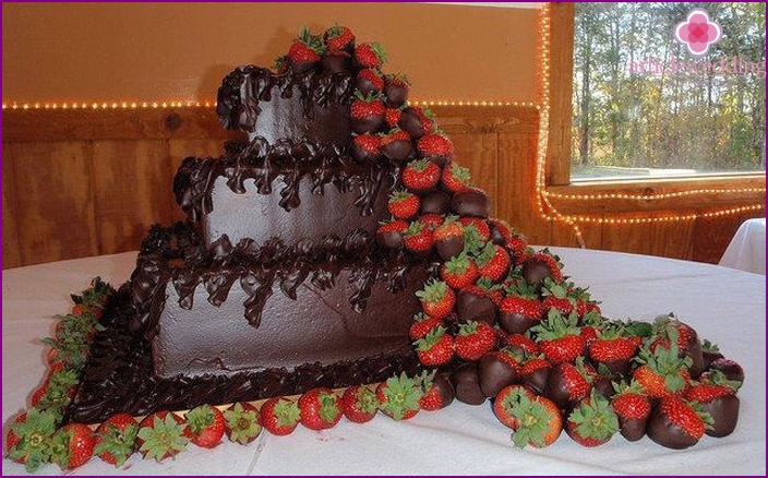 Wedding cake with strawberries