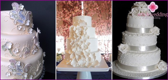 Dekorációs lehetőségek esküvői fehér süteményekhez