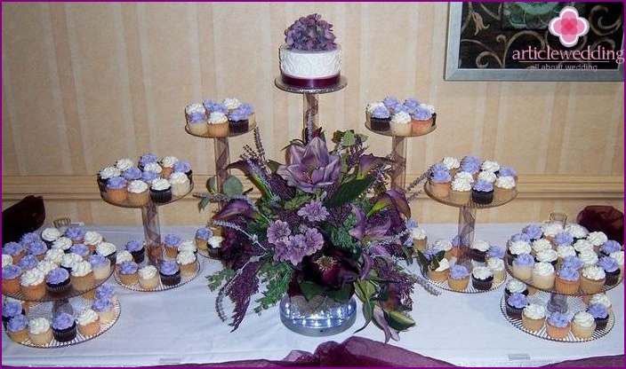 الكعك الأصلي مع الكعك لحفل الزفاف