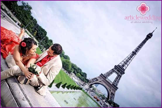 Bride and groom in Paris