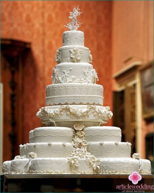Ognuno prende un pezzo di torta per se stesso ad un matrimonio reale in Svezia