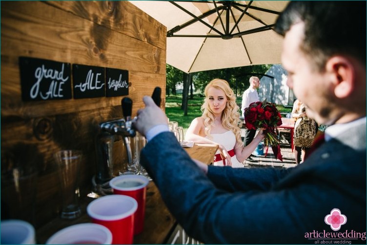 Servindo cerveja em um casamento