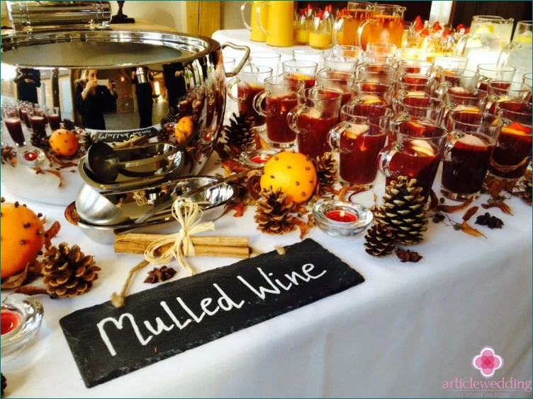 Mulled wine at a winter wedding