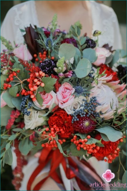 Bouquet da sposa con frutti di bosco