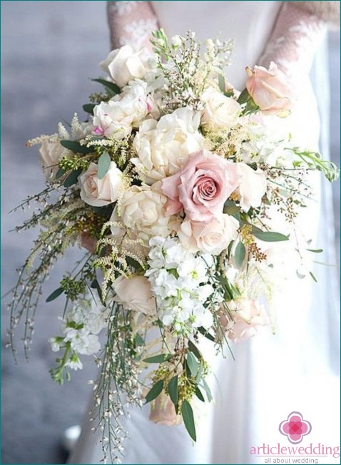 Delicate monochrome bouquet