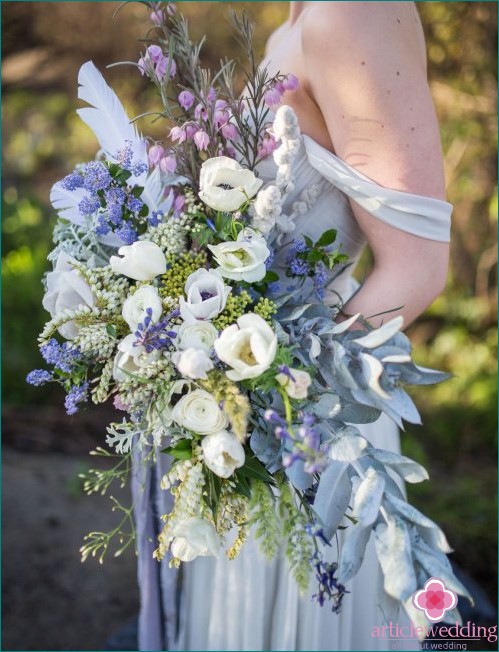 Wedding bouquet with blue shades