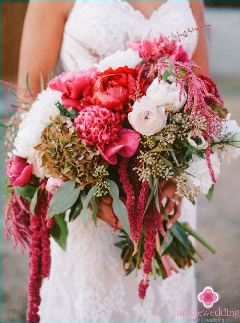 Bouquet con sfumature rosse