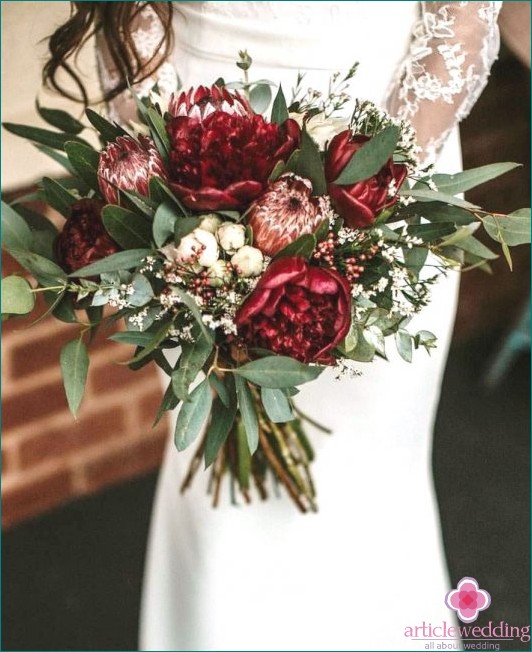 Dark wedding bouquet