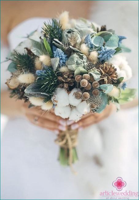 Bouquet da sposa con abete e coni